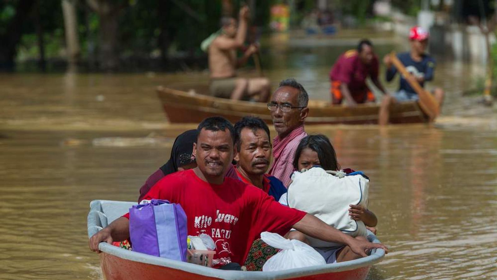 Malaysia Floods 160 000 Flee Their Homes World News Sky News