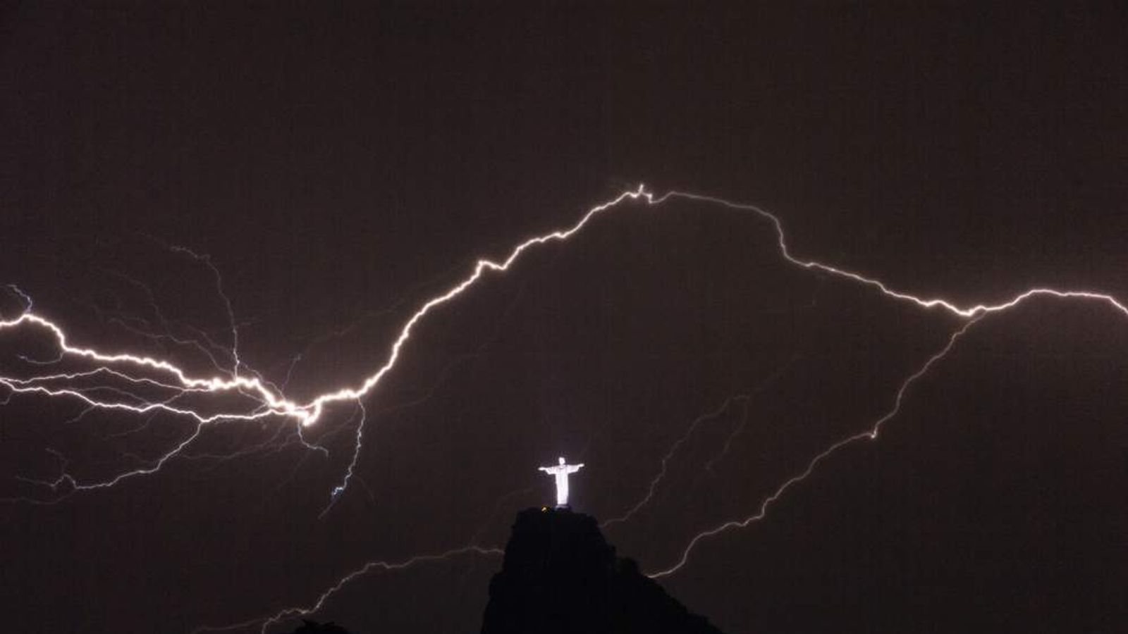 Lightning Strike Damages Rio's Jesus Statue | World News | Sky News