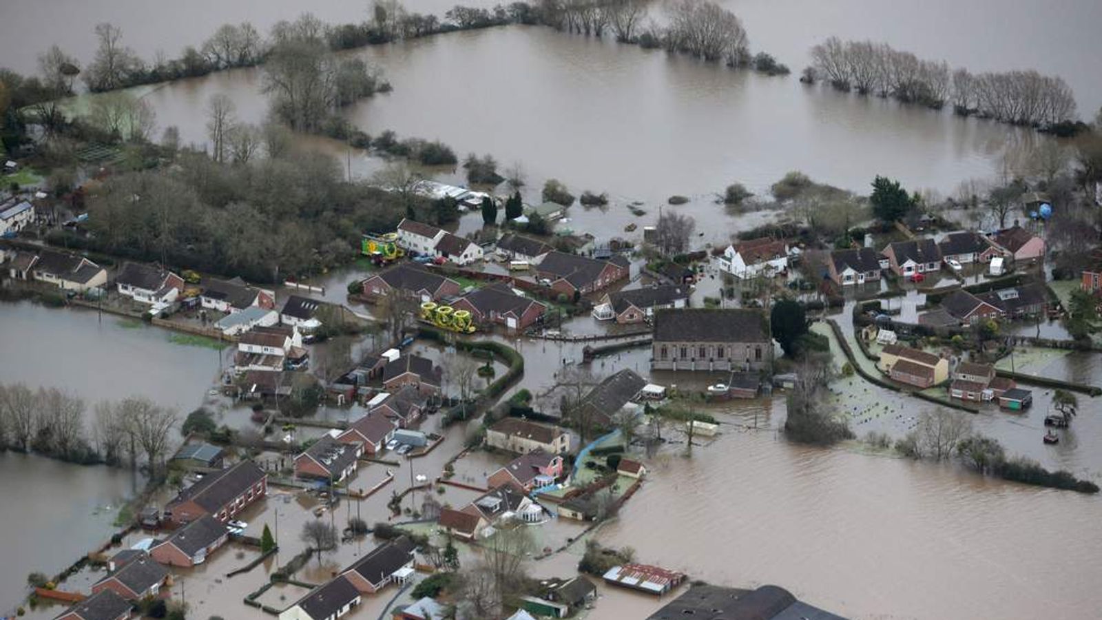 Где идет наводнение. Наводнение. Затопление местности. Англия затопления. Выдающиеся наводнения.