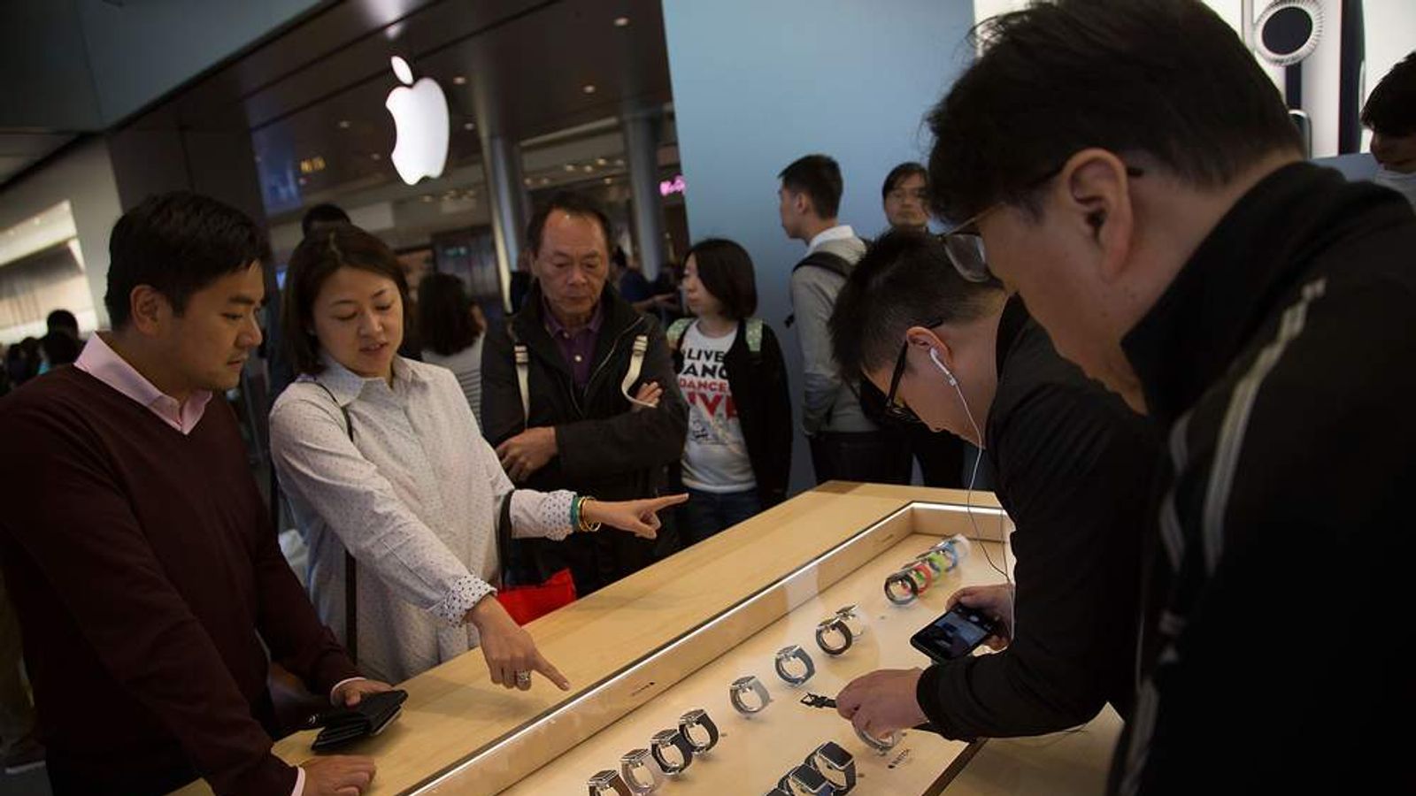 Apple Watch Arrives In Stores Around The World Science & Tech News