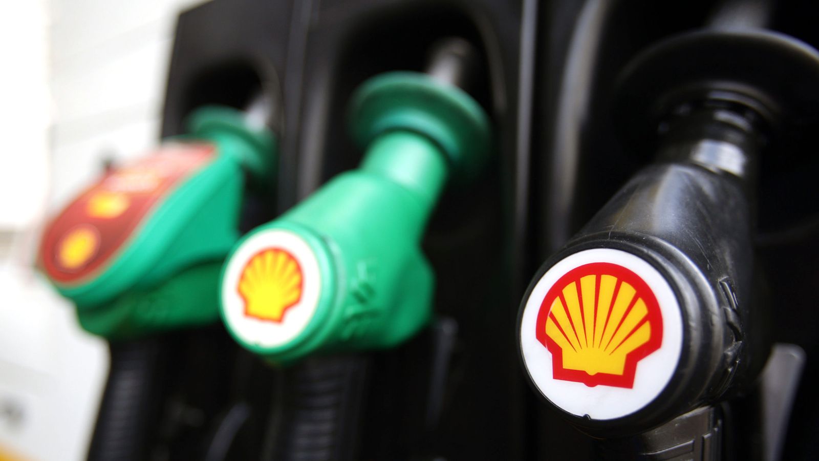 Shell reports fall in profits to £22bn after record 2022