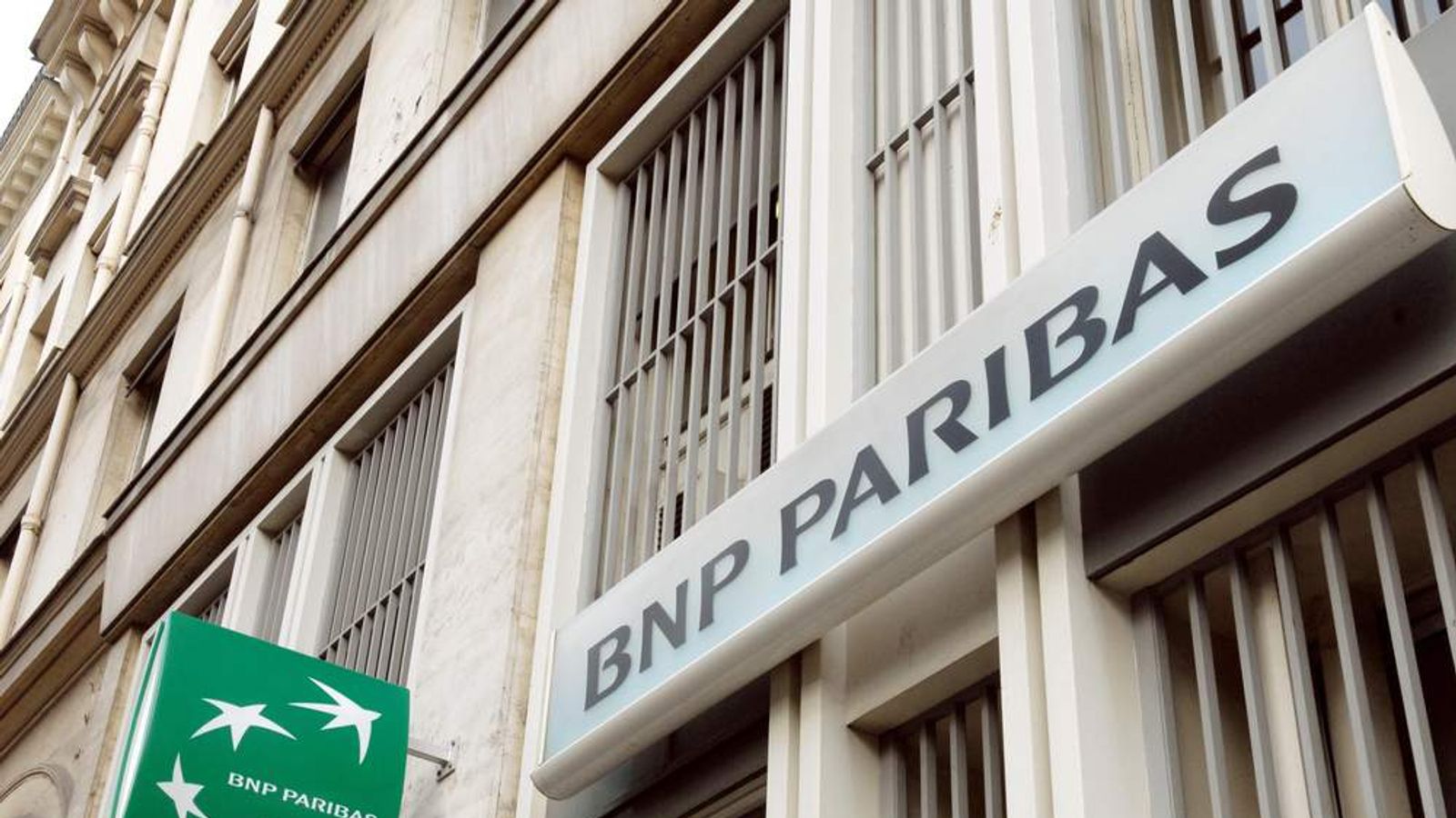 Sanctions banks. Коммерческие банки Франции. BNP Paribas есть такой банк. Банковская система Европы. HSBC, BNP Paribas и Deutsche Bank зеленые проекты фото.
