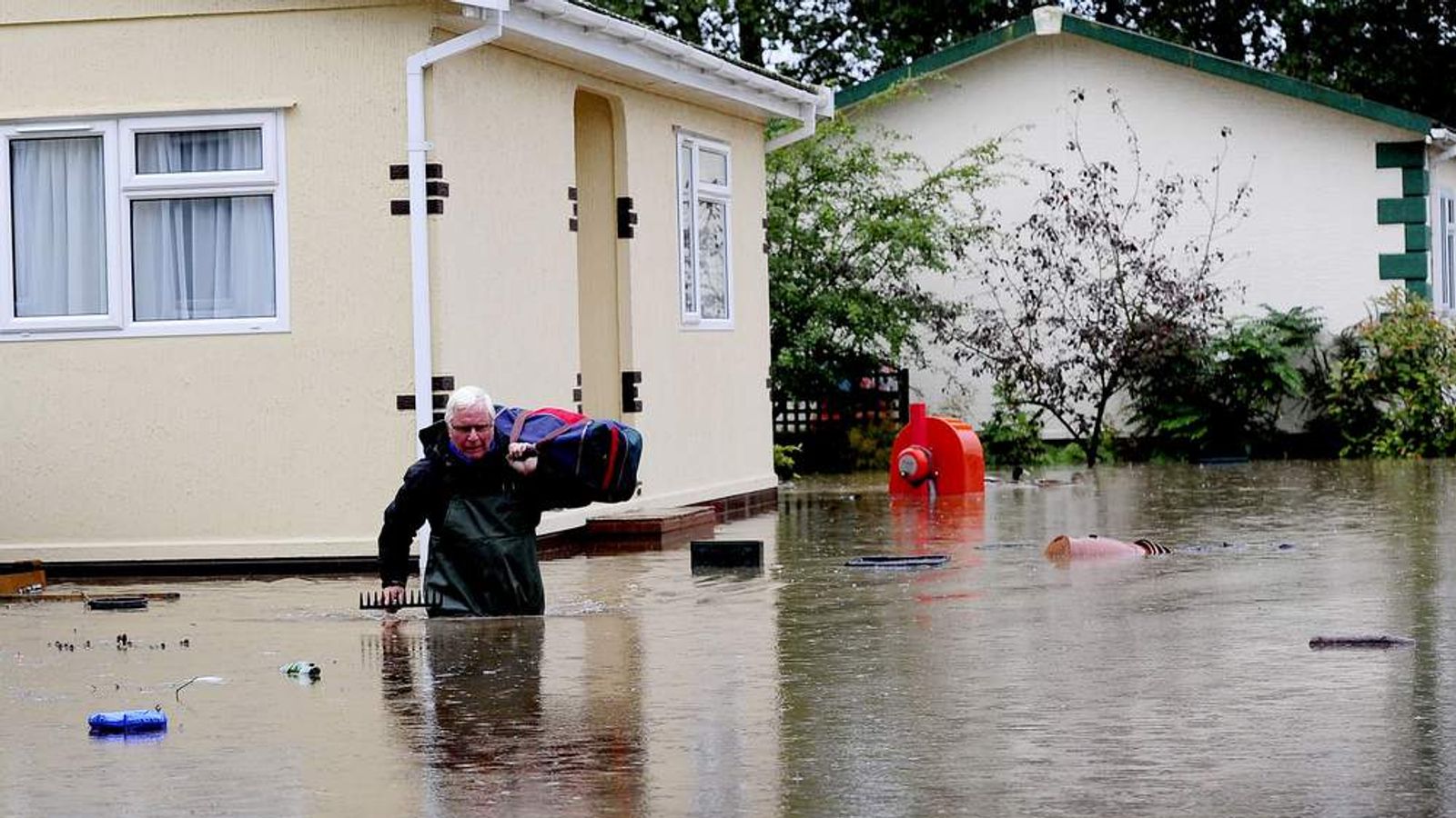 Uk Floods Homes Evacuated And Travel Disrupted Uk News Sky News 0395