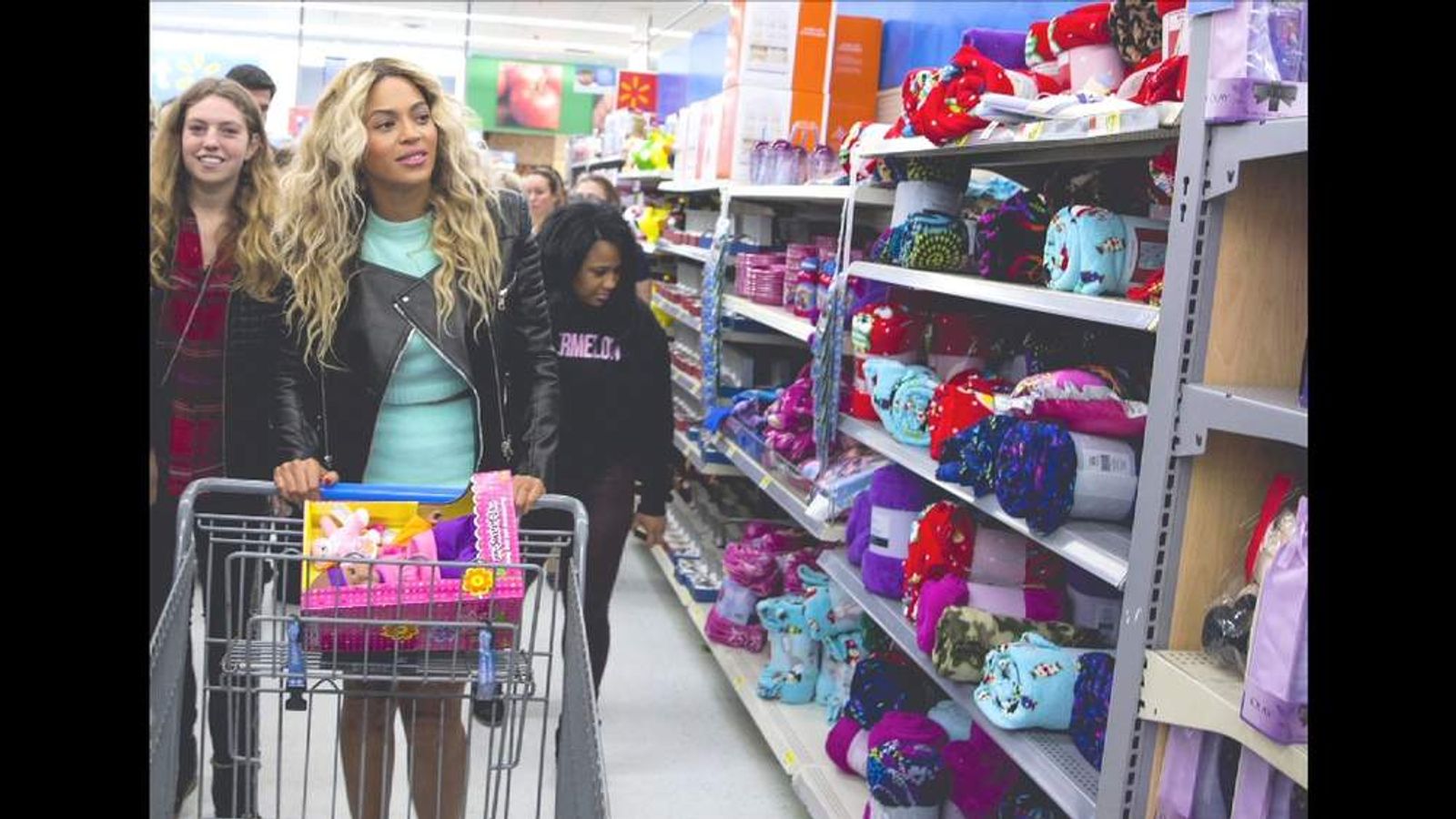 Beyonce Gives Walmart Shoppers £23k Of Gifts Ents & Arts News Sky News