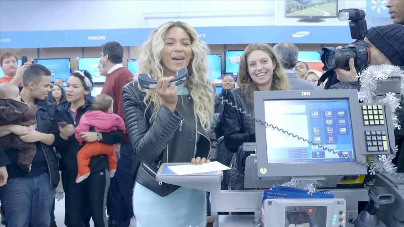 Beyonce Gives Walmart Shoppers £23k Of Gifts | Ents & Arts News | Sky News