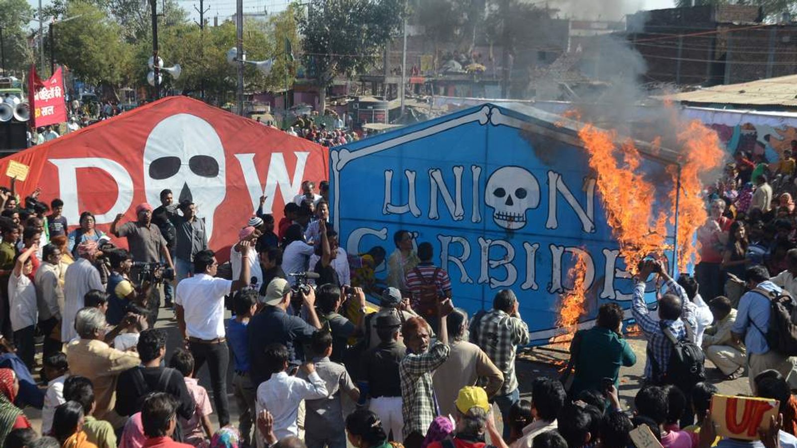 angry-protest-30-years-on-from-bhopal-disaster-world-news-sky-news
