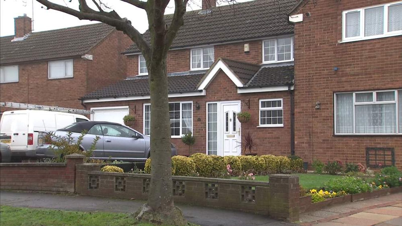 Luton: Man Stabbed After Confronting Burglars | UK News | Sky News