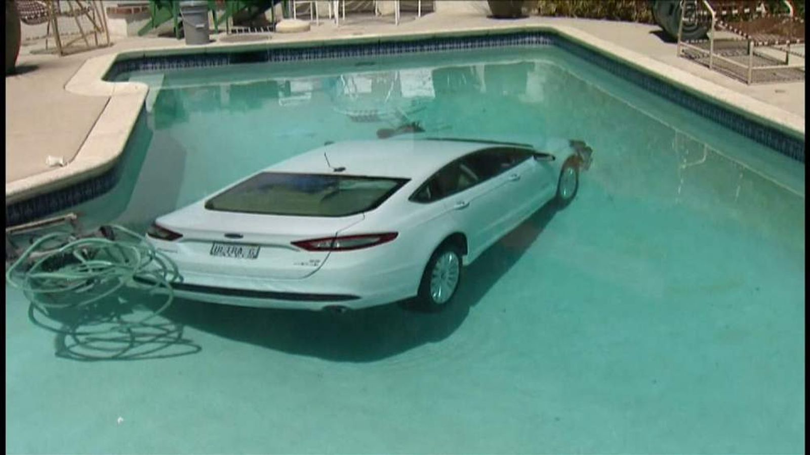 Утопили машину в бассейне