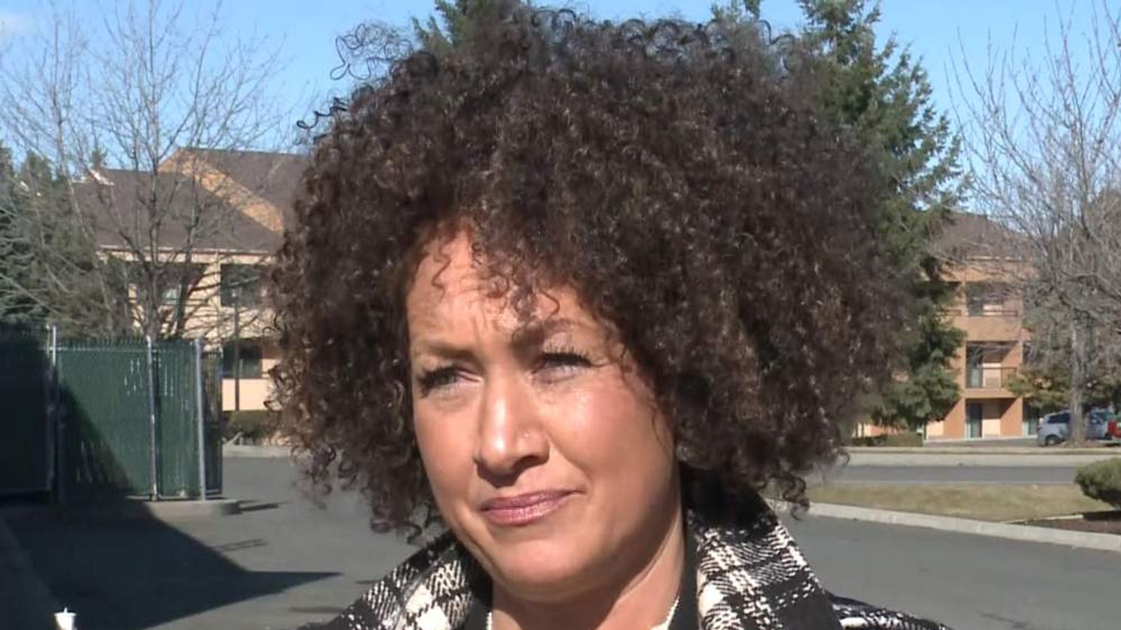Рейчъл Долезал: Бяла жена, която твърдеше, че е чернокожа, беше уволнена от учителска работа заради работата на OnlyFans