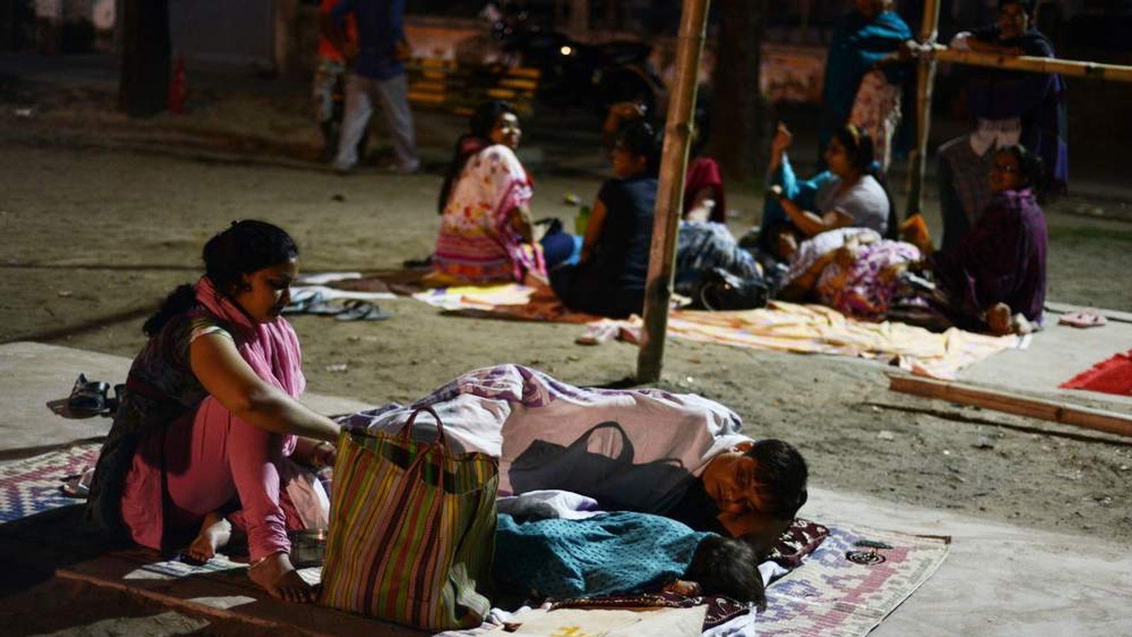 Nepal Quake Homeless Spend Second Night In Open