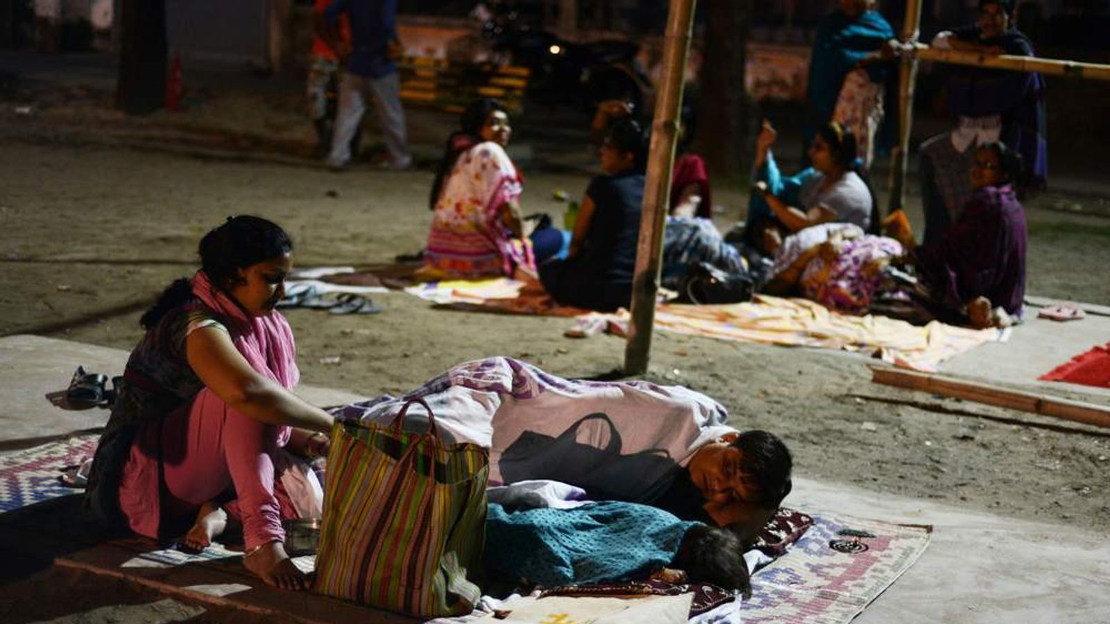 Nepal Quake Homeless Spend Second Night In Open | World News | Sky News