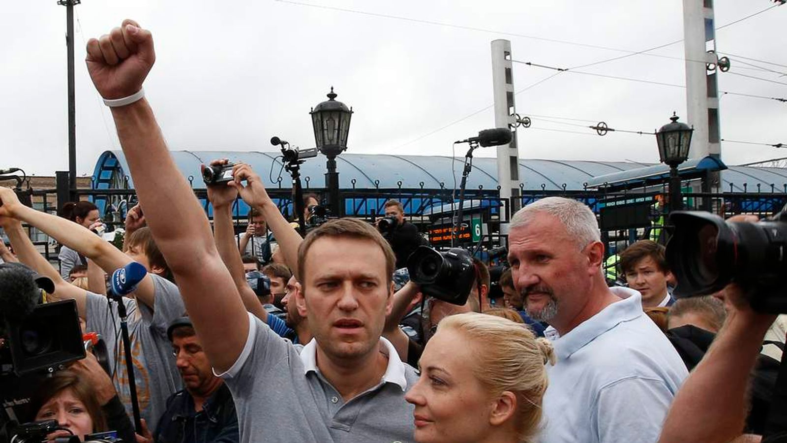 Какие последние новости. Алексей Навальный митинг. Алексей Навальный в толпе. Алексей Навальный и народ. Радостные люди на митинге.