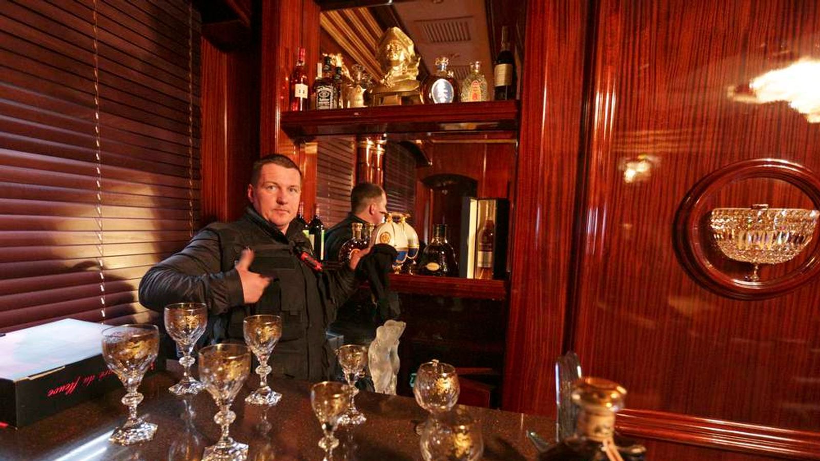 Янукович в баре