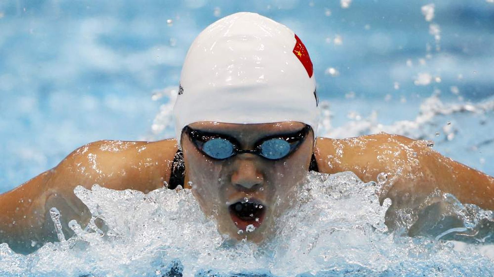 симоне мануэль чемпионка олимпийских игр по плаванию. пловчиха в шапочке и очках. Gold swim. Medley swimming. Chang yang swimming.