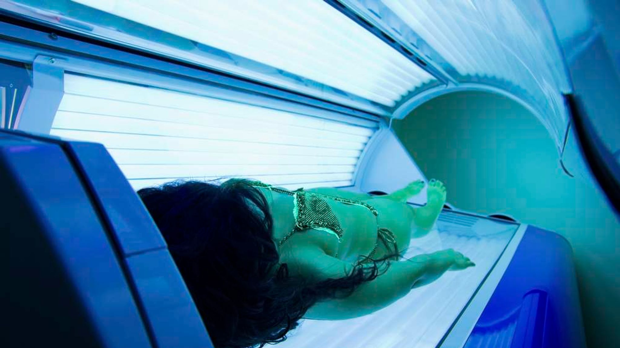 Liverpool Fashion Week Bans Sunbed Tan, Weight Limit On Lay Down Tanning Beds