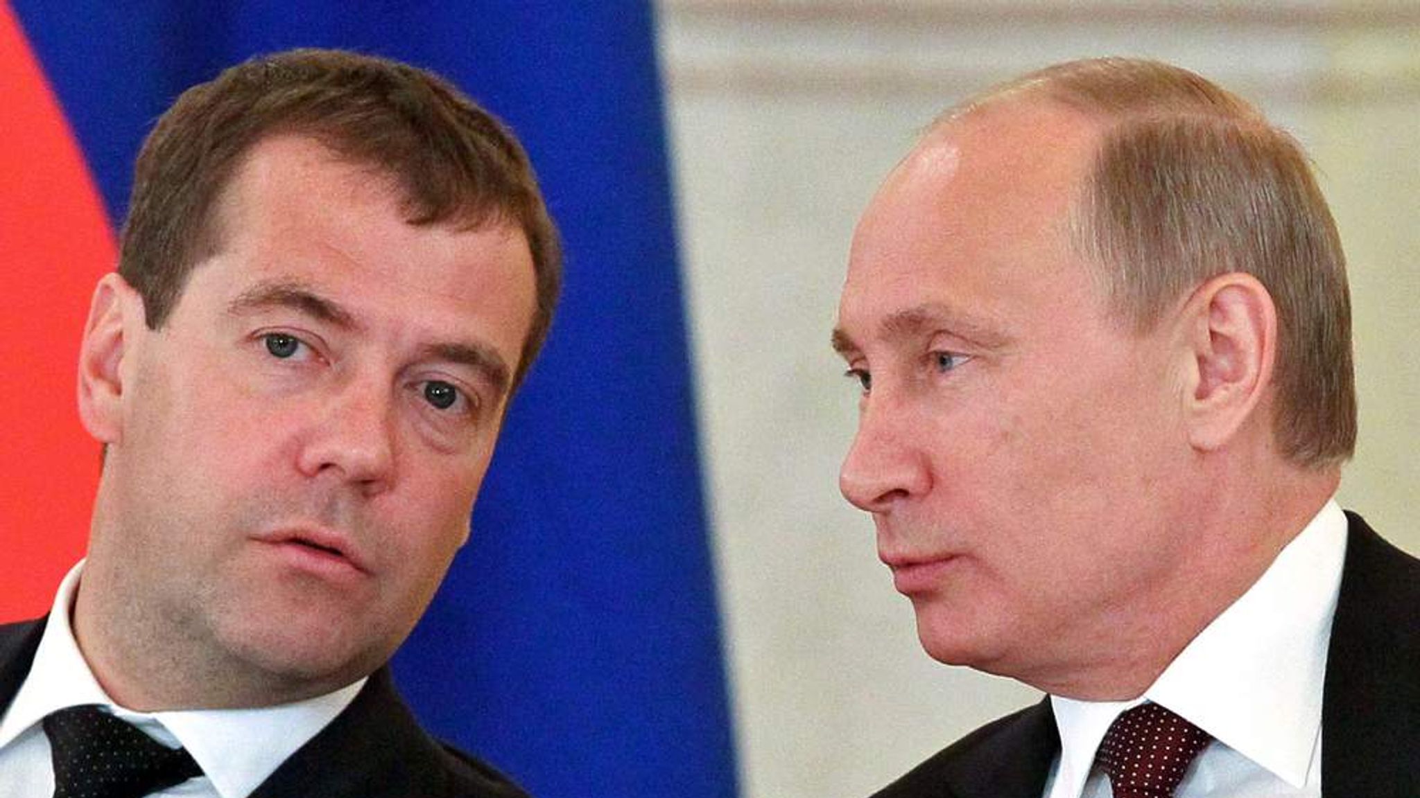 Медведев и портрет Путина