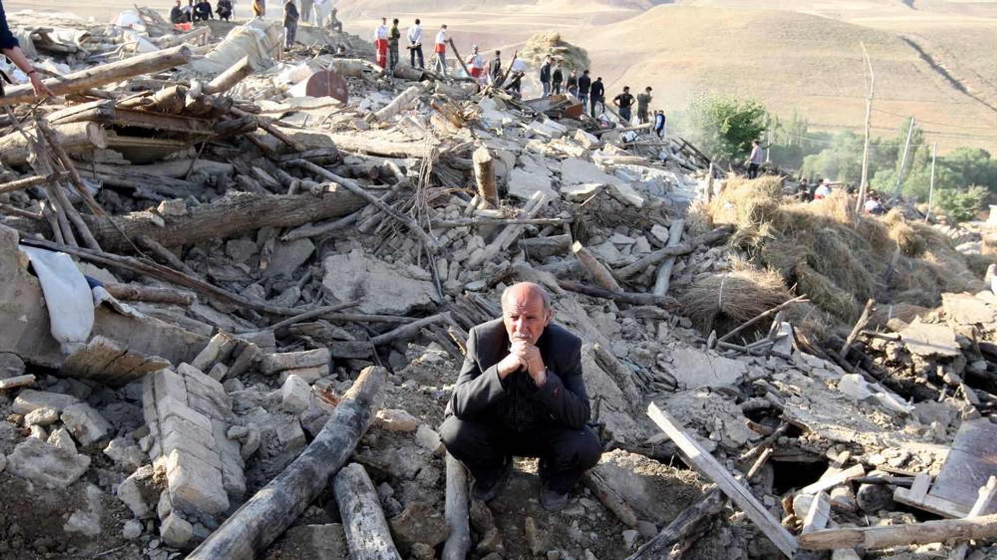 Катастрофы 2012 года. Землетрясение 1997 года Иран. Землетрясение в деревне. Землетрясение фото людей.