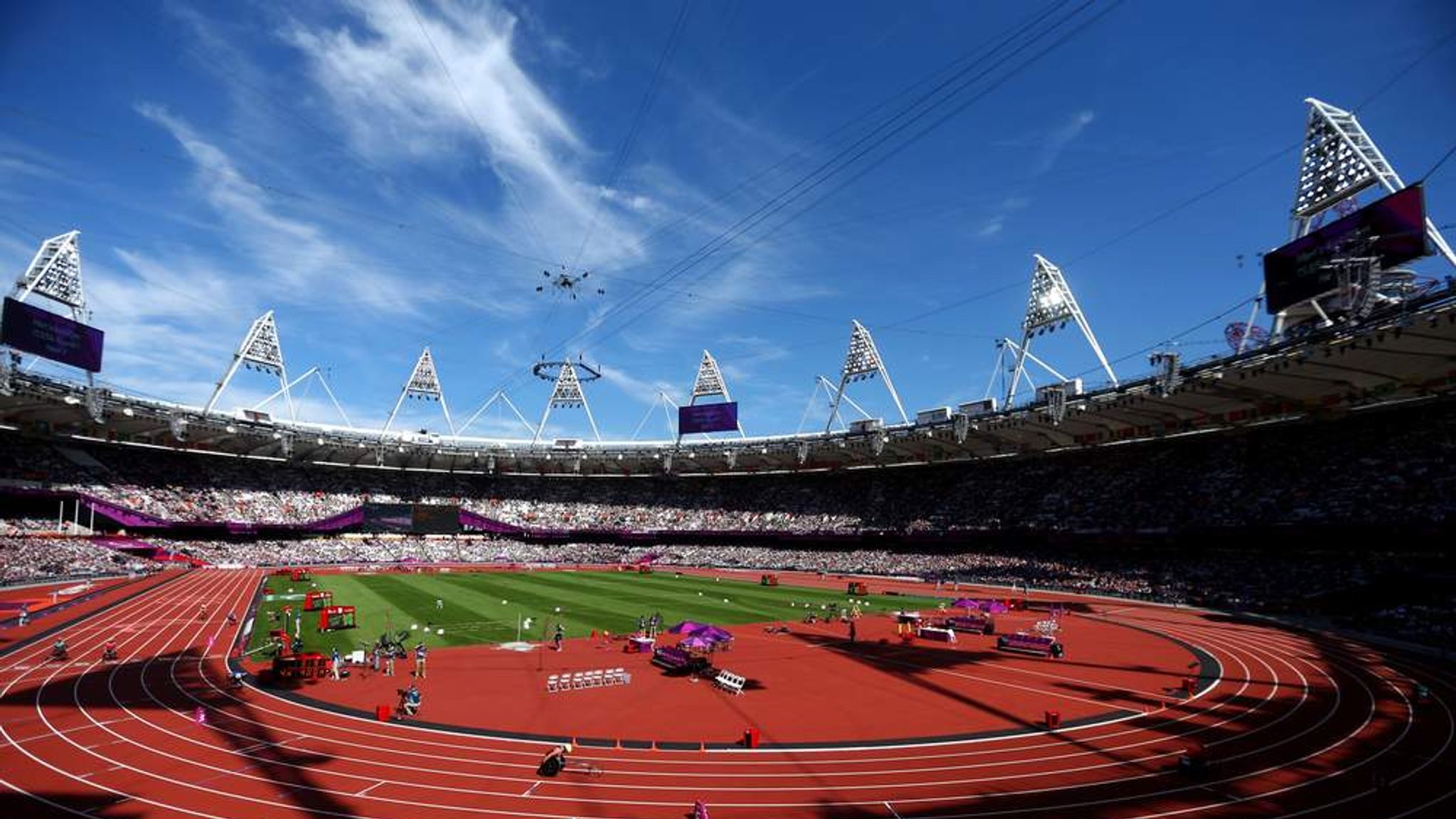 Гонки на стадионе. Стадион Токио легкая атлетика. Стадион Олимпик. Олимпийский стадион (Лондон).
