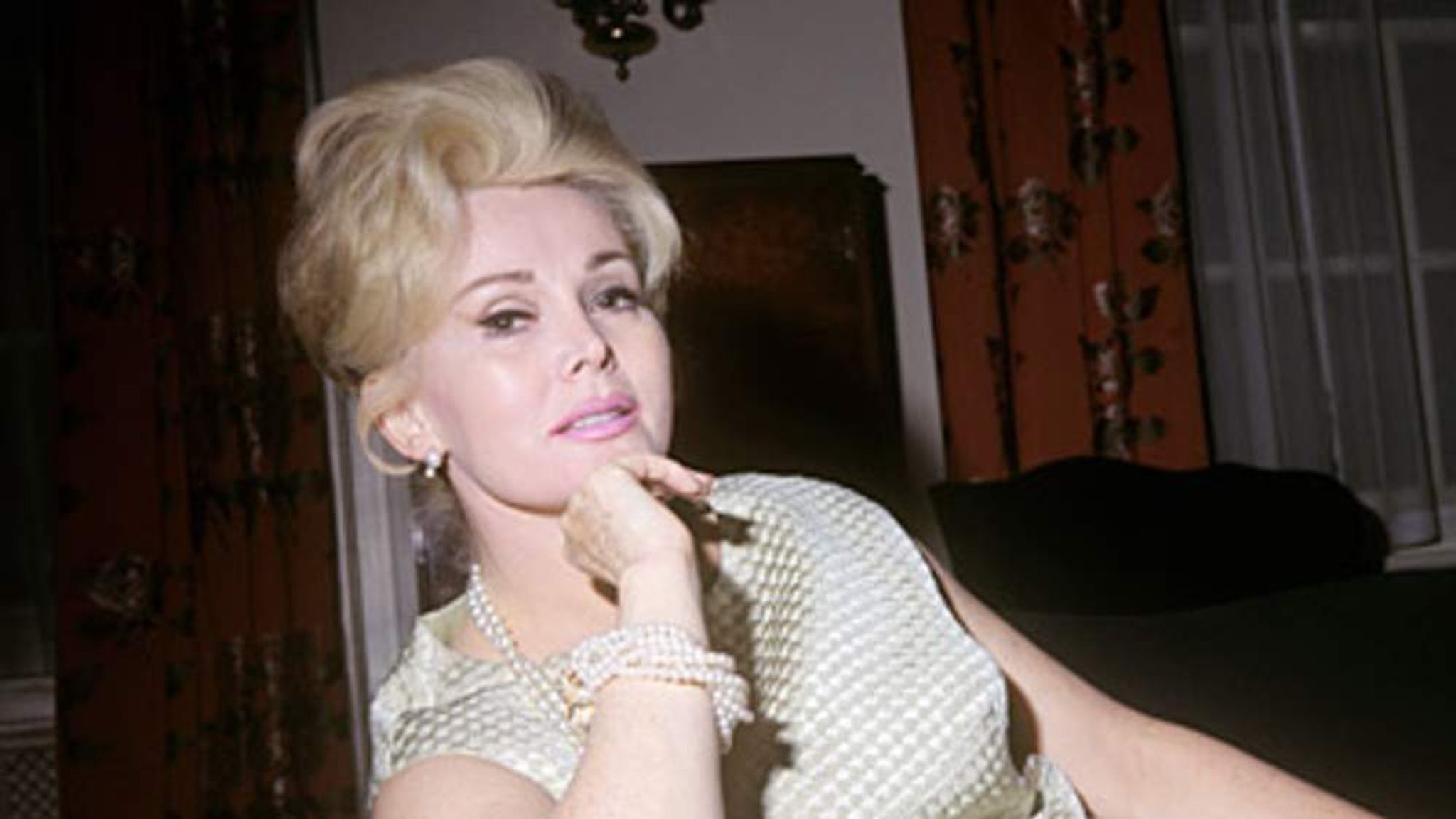 Zsa Zsa Gabor's Leg 'Saved From Amputation' | Ents & Arts