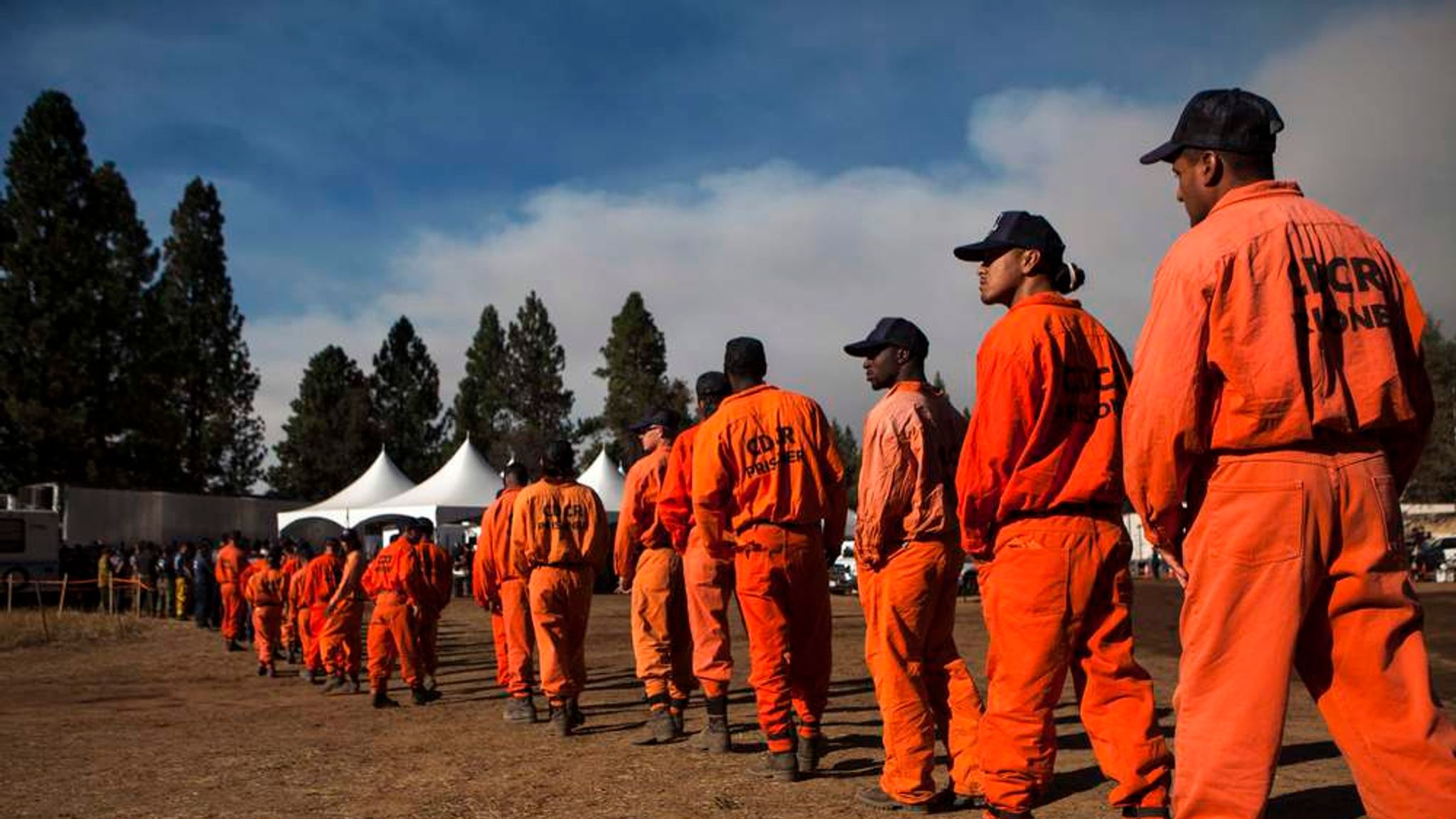 комбинезон гуантанамо. одежда американских заключенных. тюремная одежда в америке. американская тюремная форма. заключенные в американских тюрьмах.