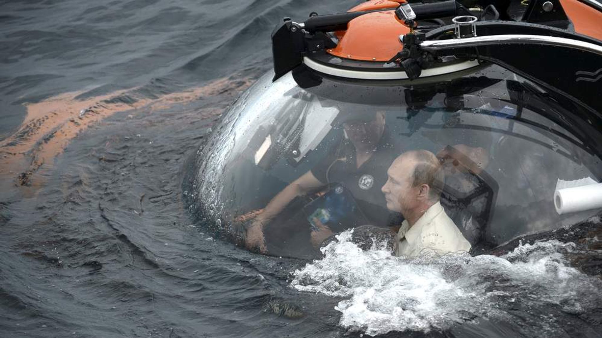 Russian PM Vladimir Putin dives in Lake Baikal on Mir 1