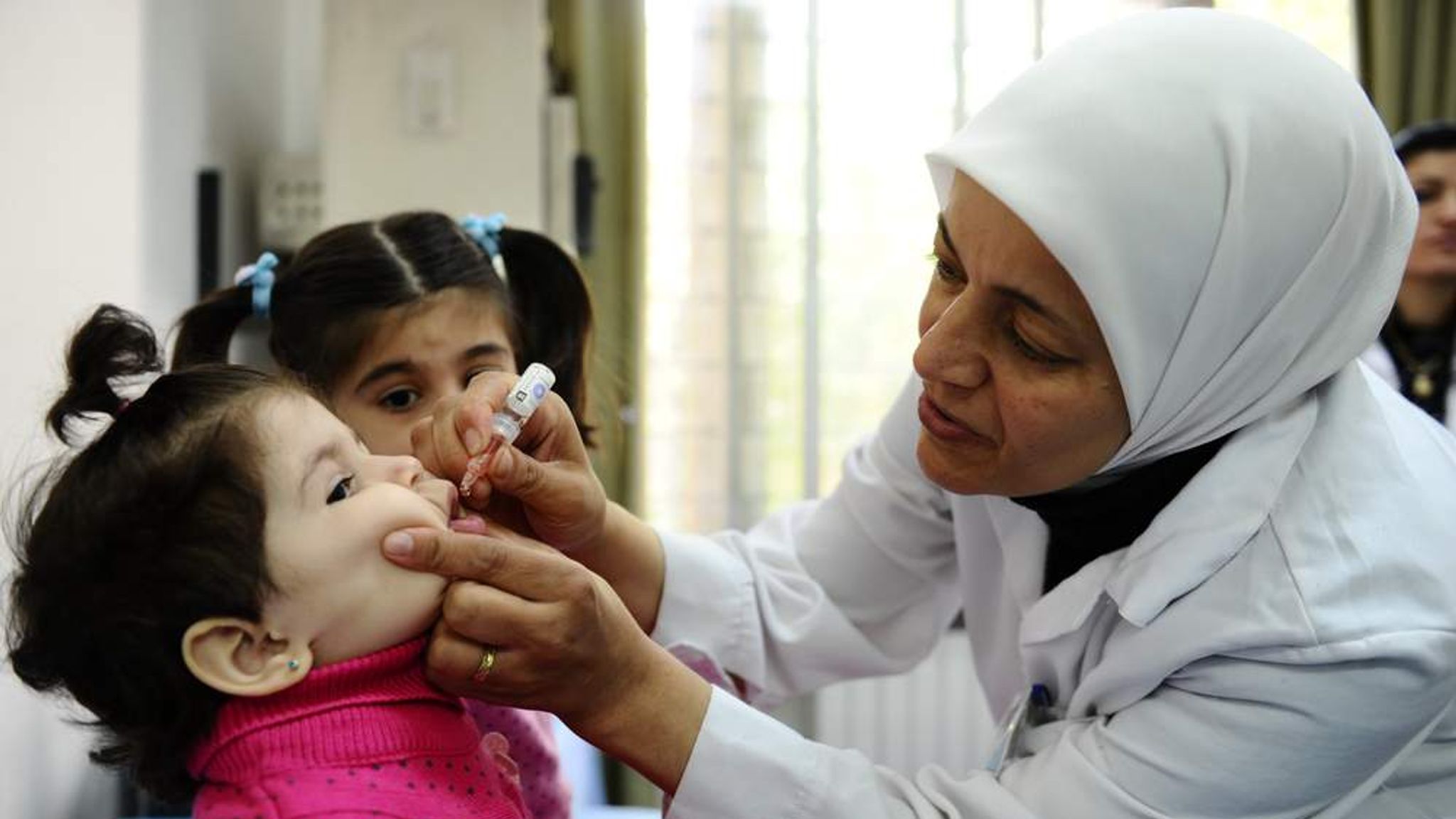 Насморк полиомиелит. Прививка детей ЮНИСЕФ. Вакцинация от полиомиелита в Афганистане.