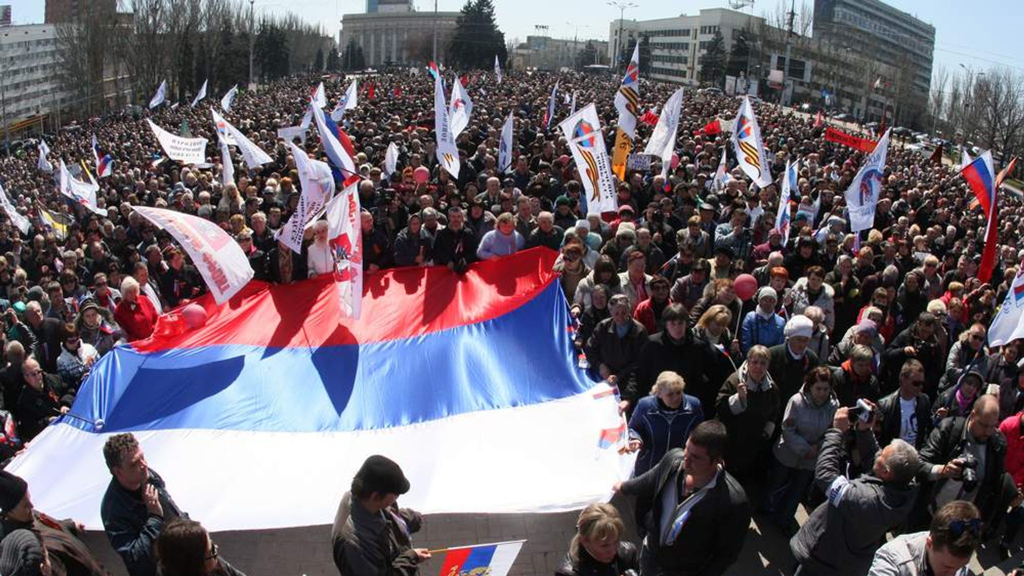 Принятые народом. Донецк митинг Россия. Русские на митинге. Донбасс это Россия митинг. Пророссийские митинги на Донбассе 2014.