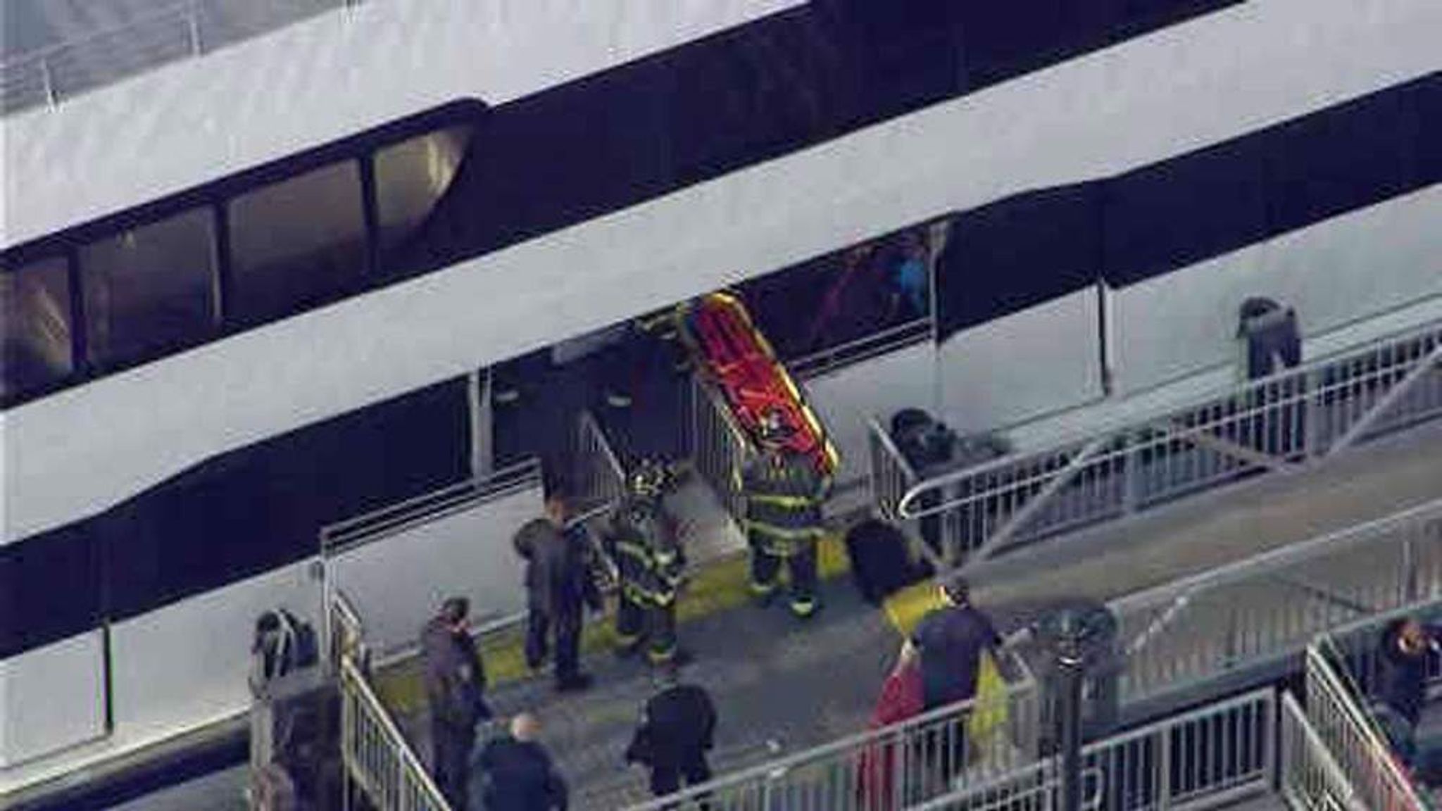 кораблекрушение яхты. яхта катастрофа. взрыв пассажирского парома. пристань пара ферри лост. корабль въехал в причал.