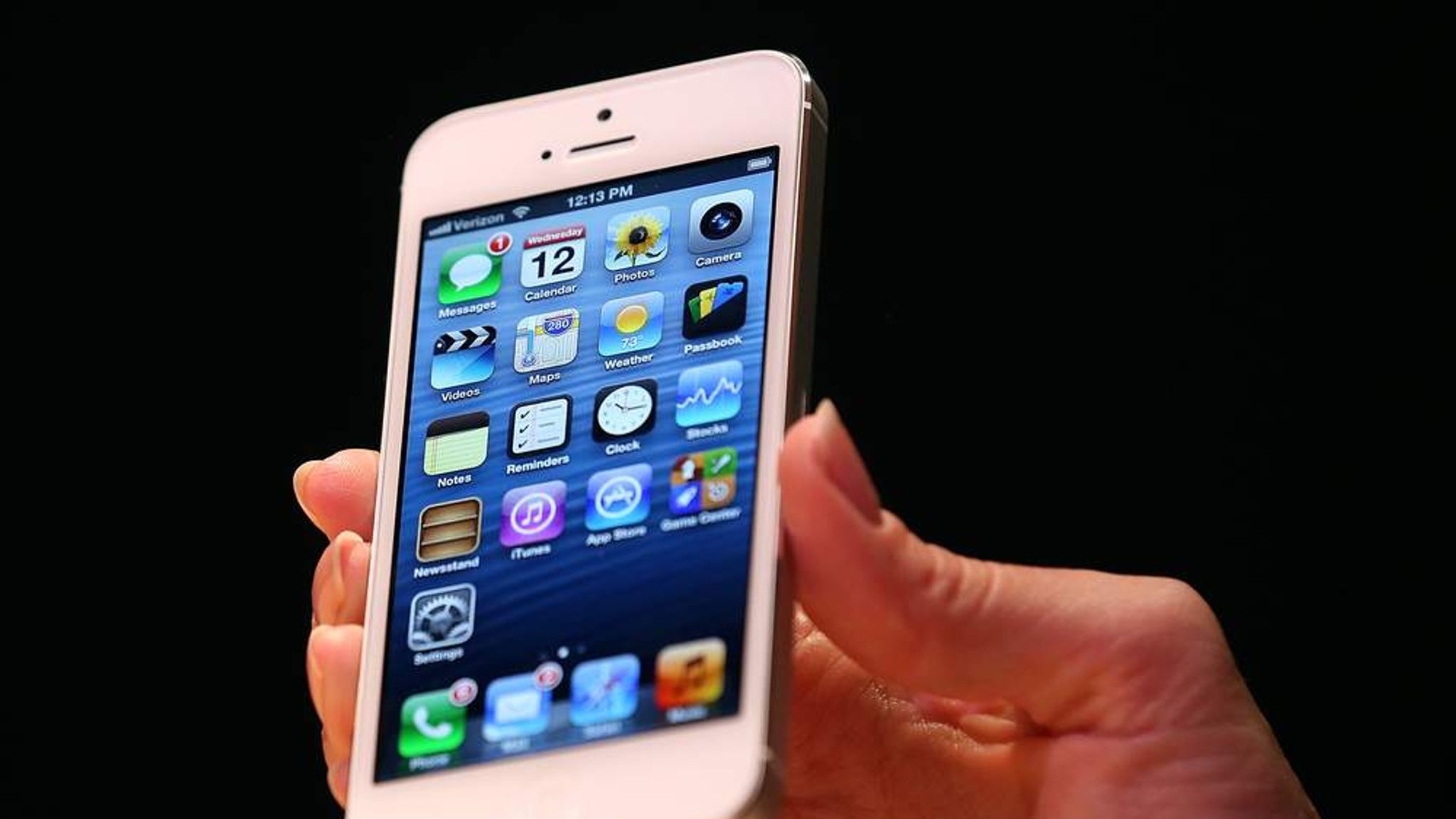 Айфон 1 16. Iphone. Самый дешевый айфон в мире. Айфон в руке. Айфон с маленьким экраном.