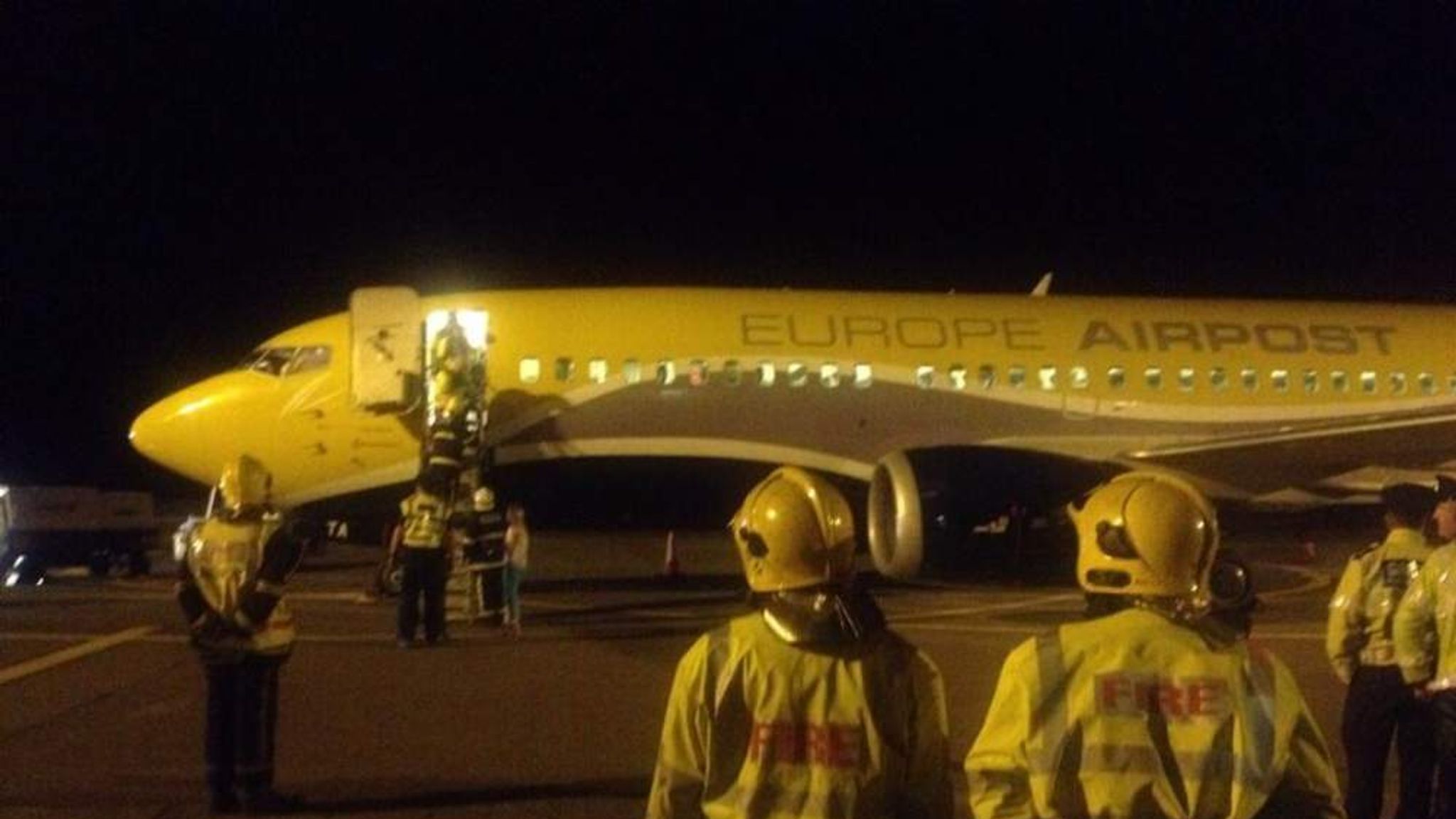 Passenger Plane Makes Emergency Landing | World News | Sky News 