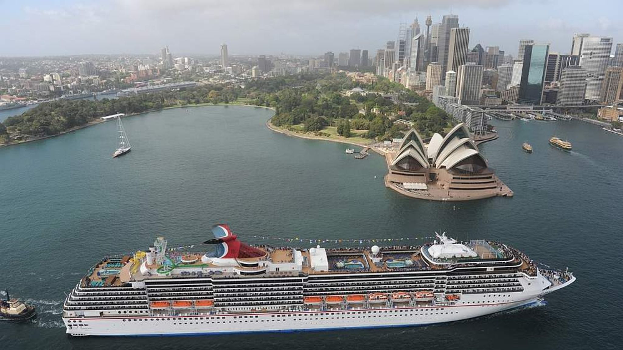 Кругосветное путешествие австралия. Круизный лайнер в Сидней. Круизный лайнер Австралия. Круизный лайнер в морской порт Сидней Австралия. Круизы кругосветные корабль.