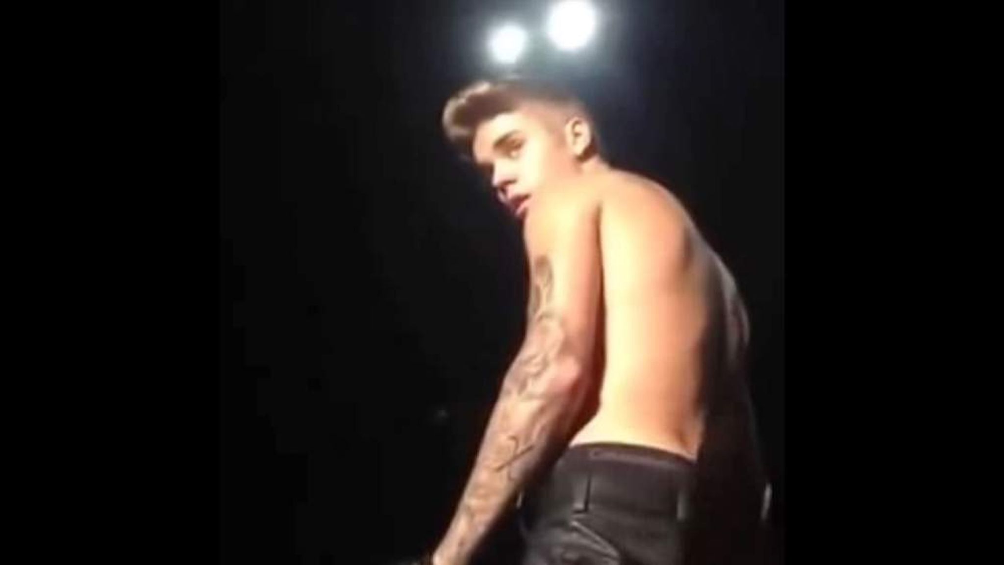 <b>Justin</b> <b>Bieber</b> Hit By Bottle At Sao Paulo Gig.