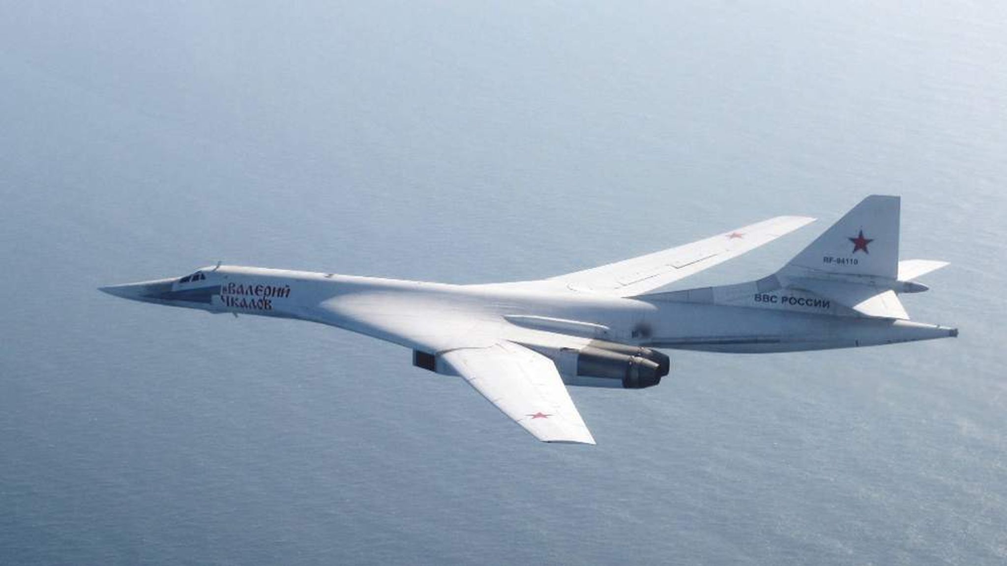 Сверхзвуковые самолеты россии. Ту-160 белый лебедь. Стратегический бомбардировщик ту-160. Белый лебедь самолет ту 160. Стратегический бомбардировщик белый лебедь.