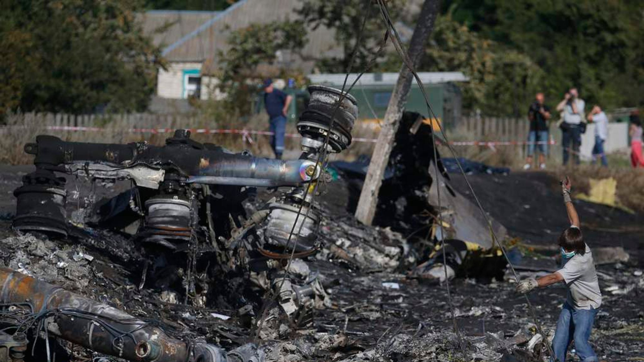 mh17-wreckage-has-been-hacked-into-with-saws-osce-says-nbc-news