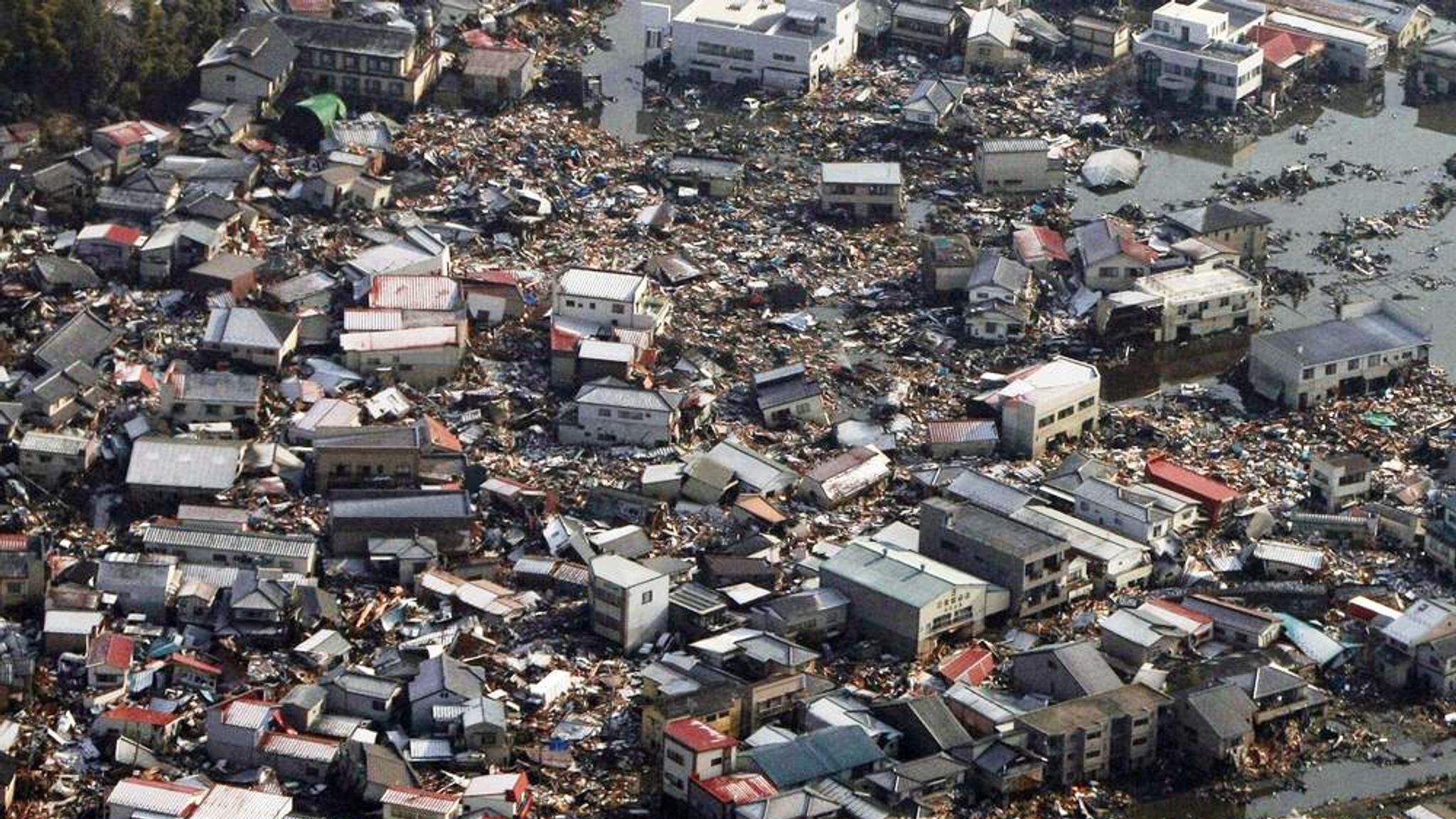 Большие землетрясения. Япония 2011 землетрясение и ЦУНАМИ. Землетрясение в Хонсю 2011. Япония 2011 год ЦУНАМИ после землетрясения.