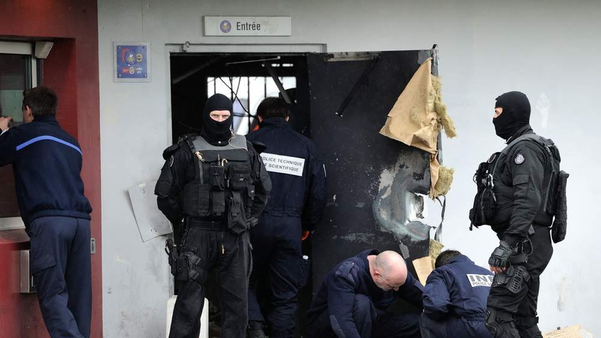 Новая франция колония. Взорванная дверь. Prisoners in France.