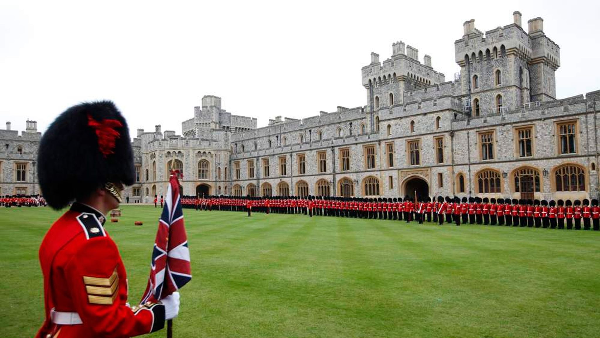 London windsor. Королева Англии Елизавета в Виндзорском замке. Виндзорский замок – резиденция королевы Великобритании.. Виндзорский замок в Великобритании Елизавета 2. Королева в Виндзорском замке.