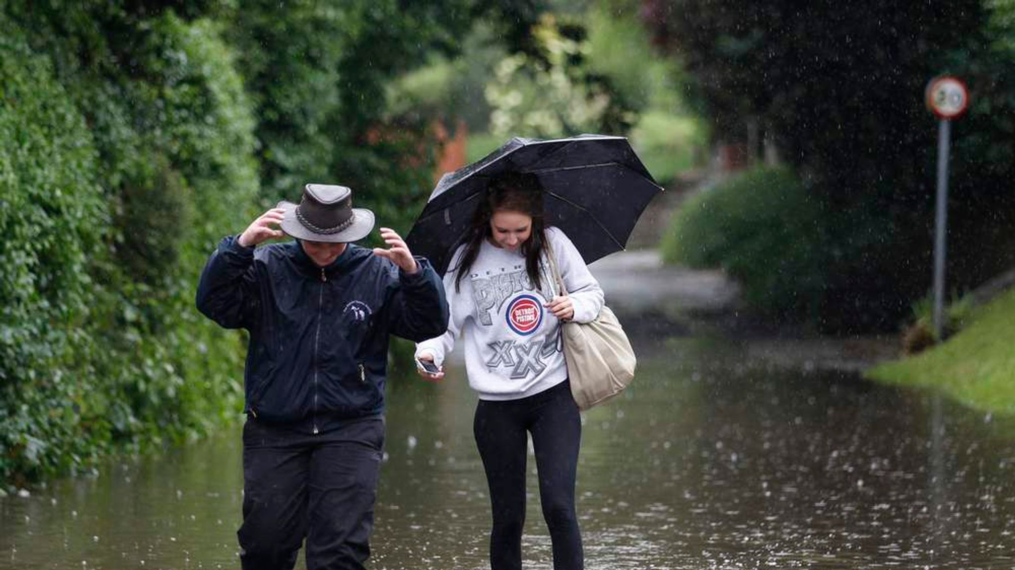 Had rain. Наводнение в Великобритании 2013. Wet Day. Картинки wet Day.