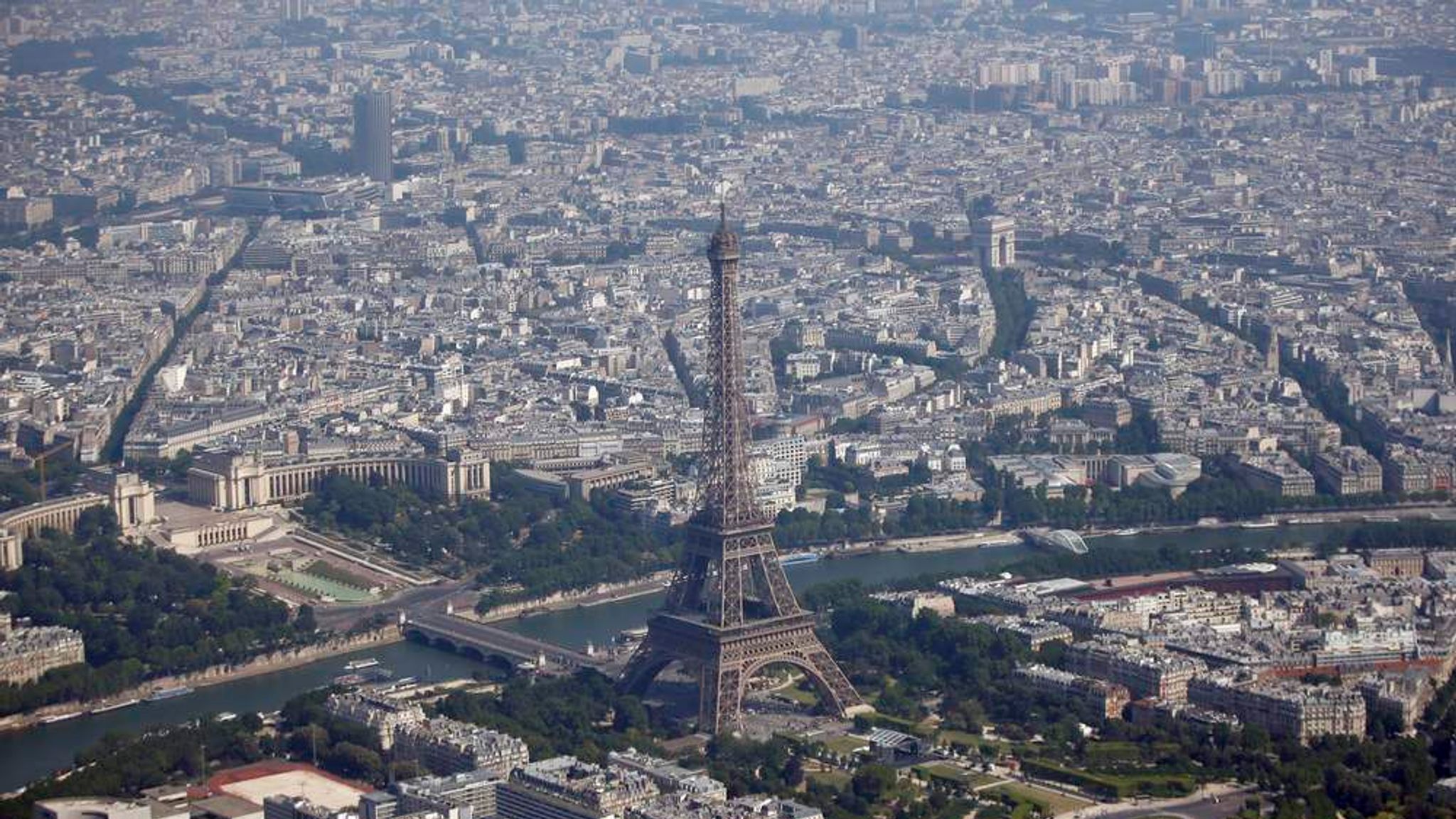 Высота 1024. Париж с высоты птичьего полета. Центр Парижа с высоты птичьего полета. Эйфелева башня в центре Парижа. Эйфелева башня в Париже смотровая площадка.