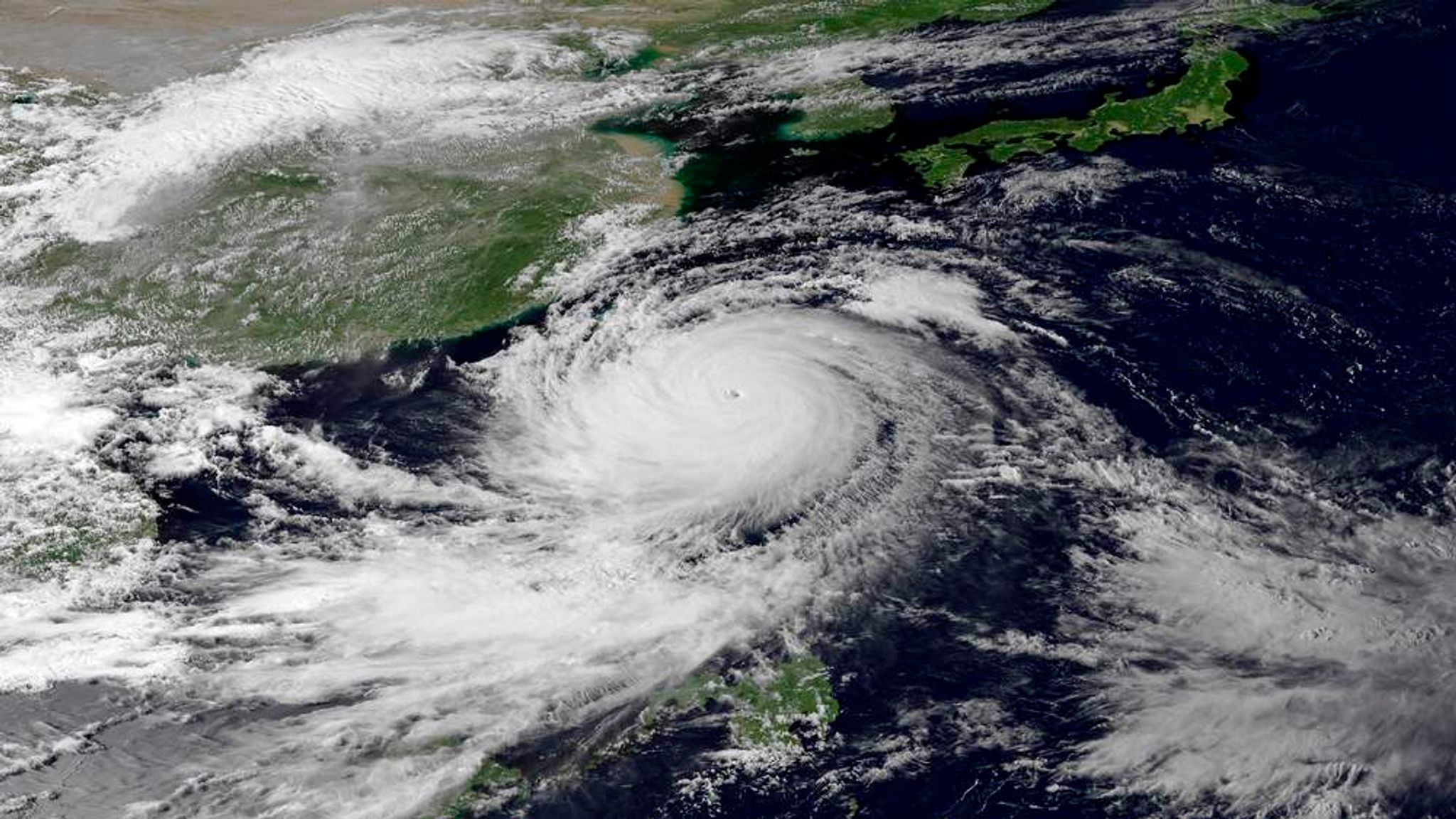 Какие из перечисленных островов страдают от тайфунов. Тайфуны в тихом океане. Тайфун тропический шторм. Тайфун в Японии. Тайфуны и ЦУНАМИ В Японии.