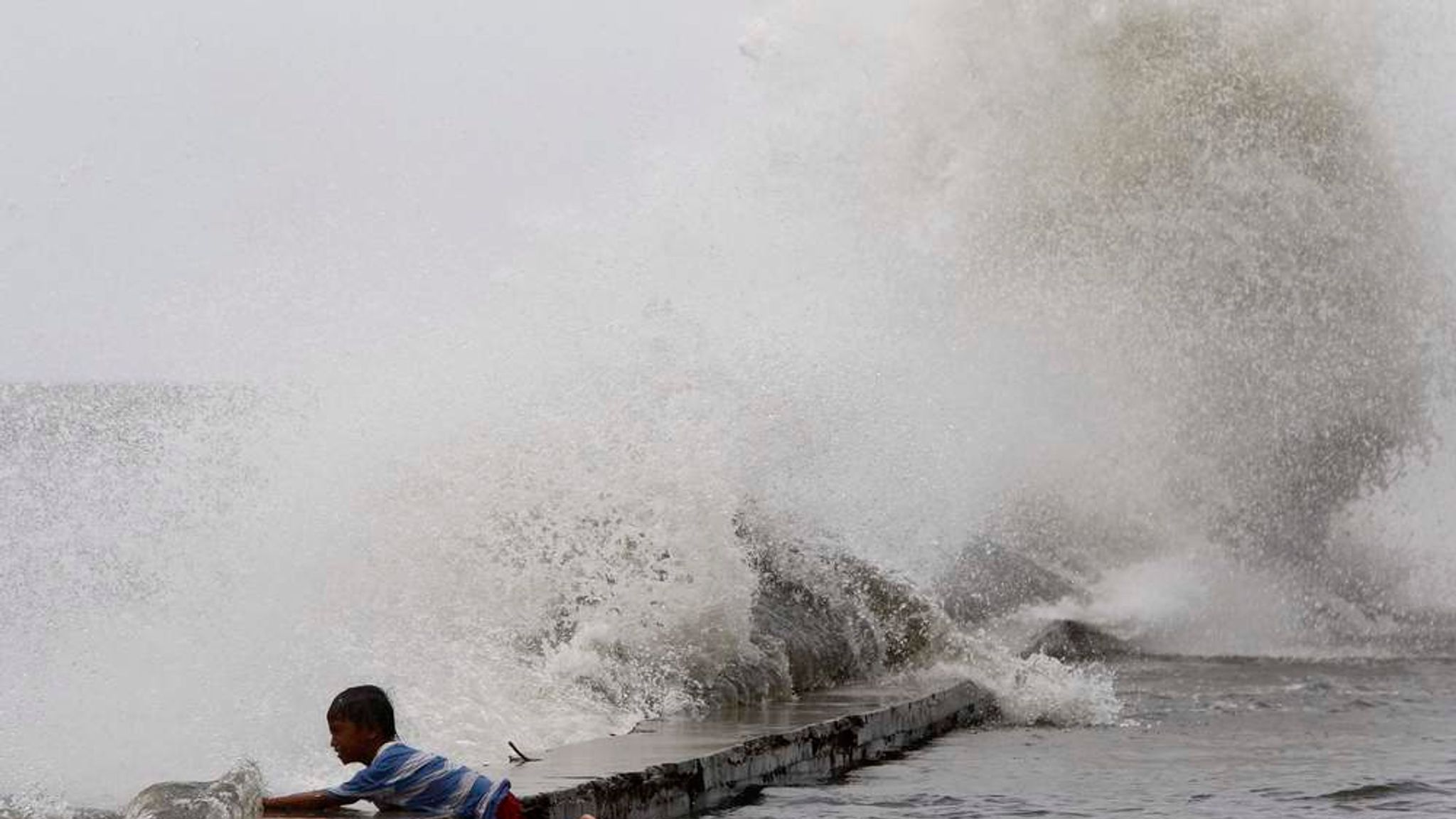 цяньтан приливная волна. как спастись от волны. человек бежит от волны. люди бегут от цунами. человек убегает от волны.