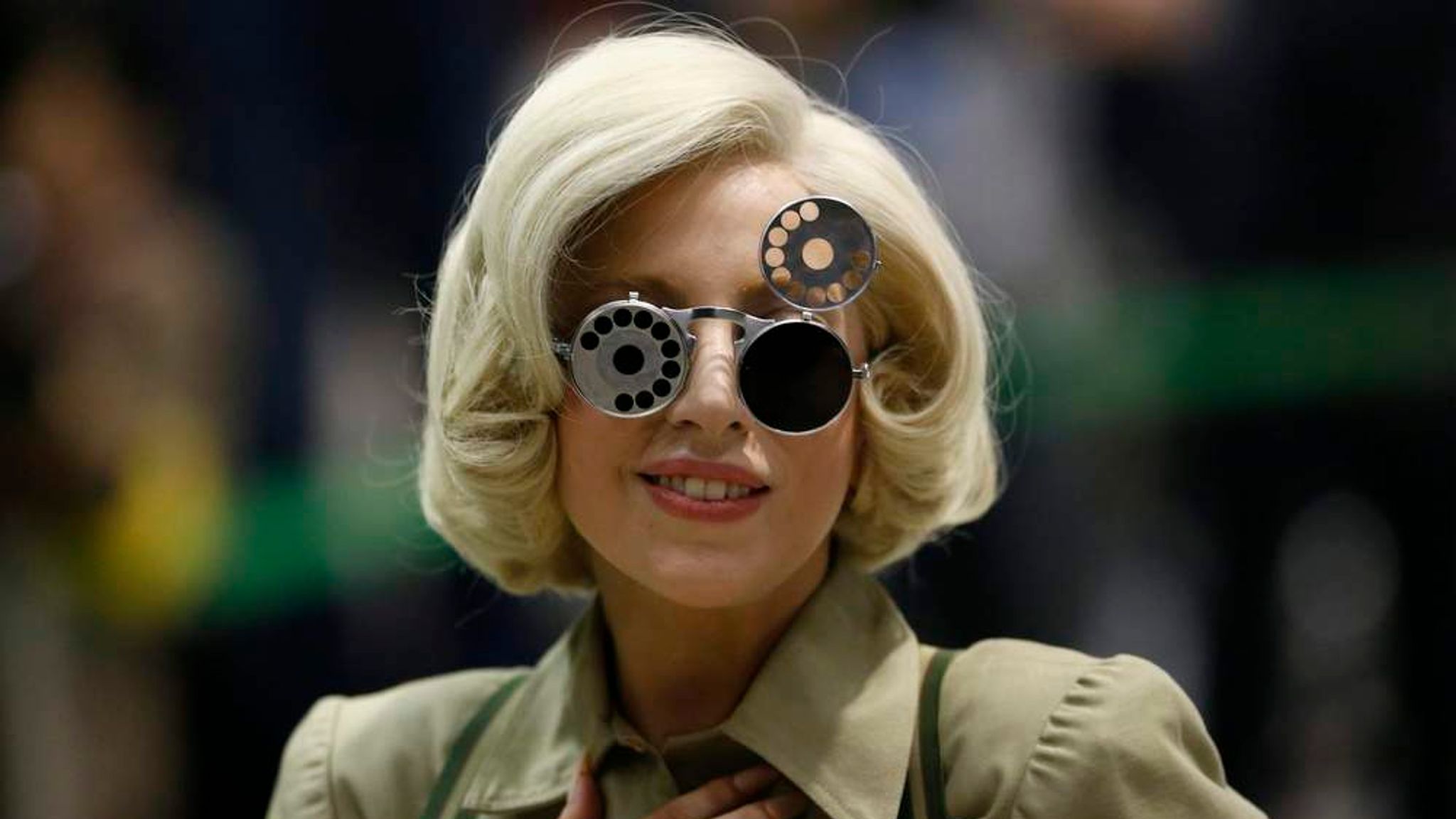Леди гага ла ла ла ла. Леди Гага. Lady Gaga 2013. Леди Гага фигура. Леди Гага в круглых очках с круглыми серьгами.