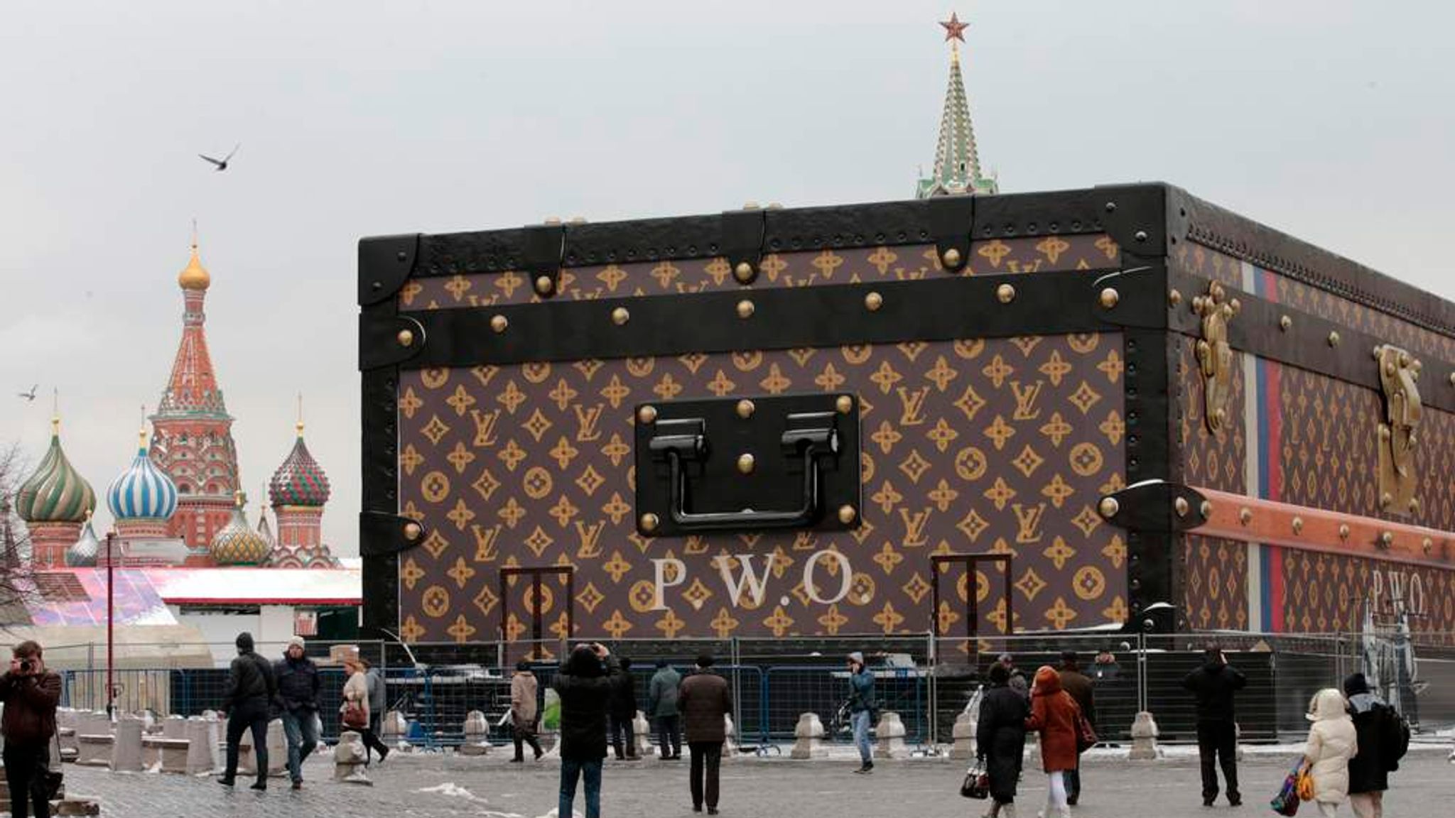 Krav forudsætning slag Louis Vuitton Moscow Trunk Stunt Backfires | World News | Sky News