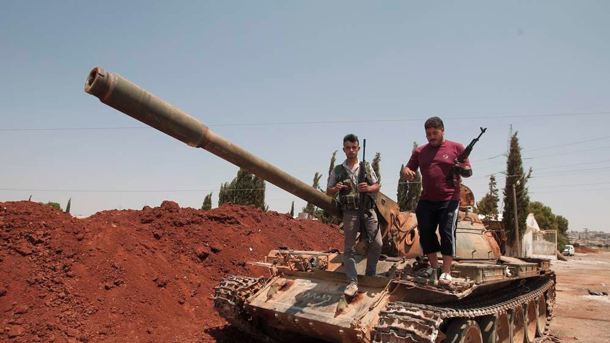 tanks battling in syria