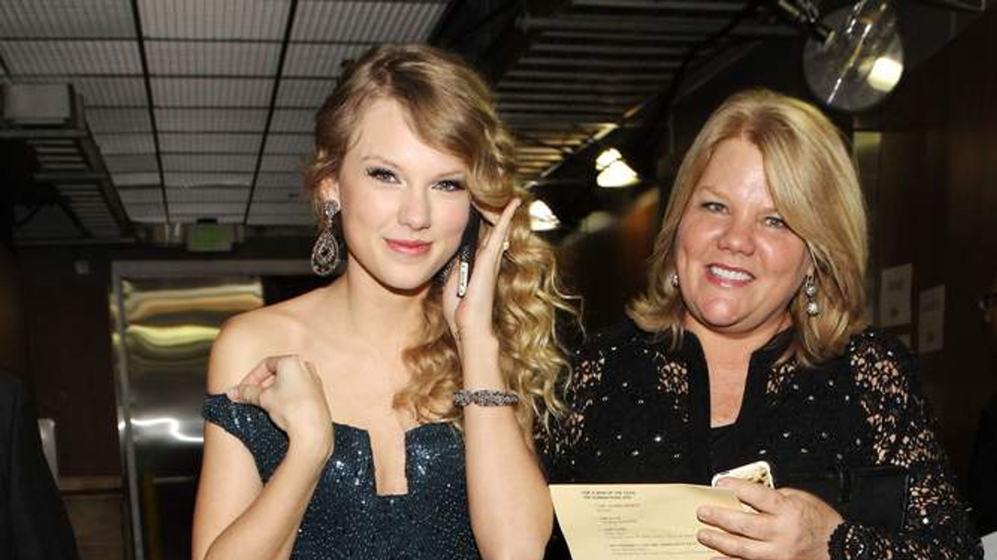 Taylor Swift Reveals Her Mother Has Cancer US News Sky News