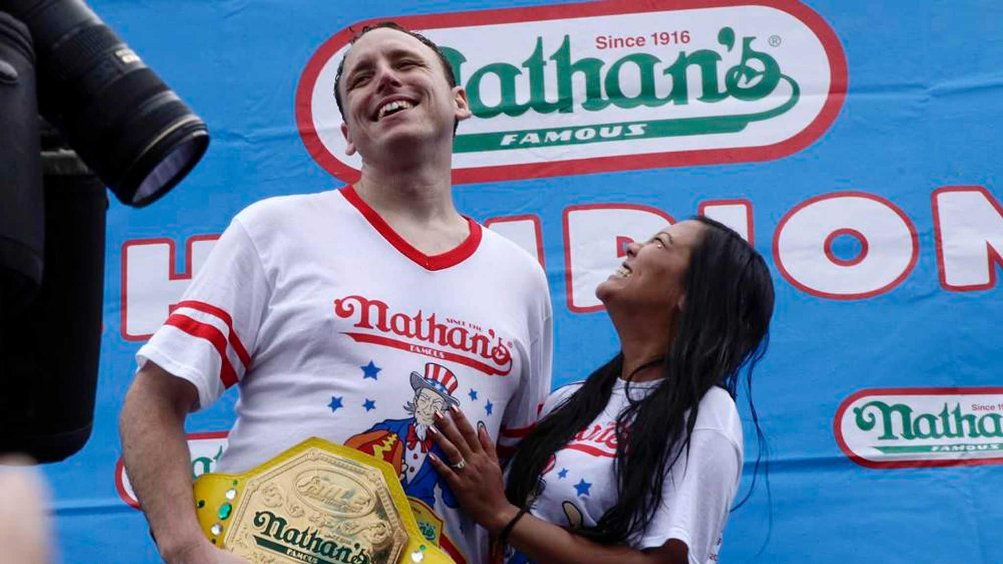 Hot wins. Джои Честнат. Nathan's hot Dog eating Contest футболка. Эшли Шарп Честнат. Nathan's hot Dog eating Contest 2016.