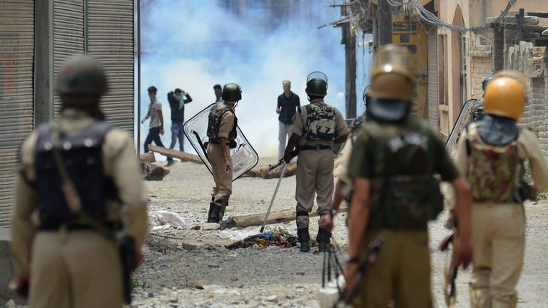 Kashmiri protestors clash with Indian police in Srinagar 
