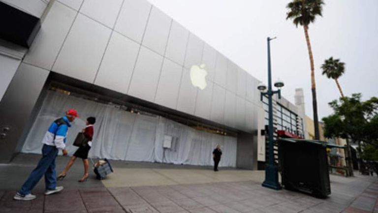 Apple stores close for Jobs memorials