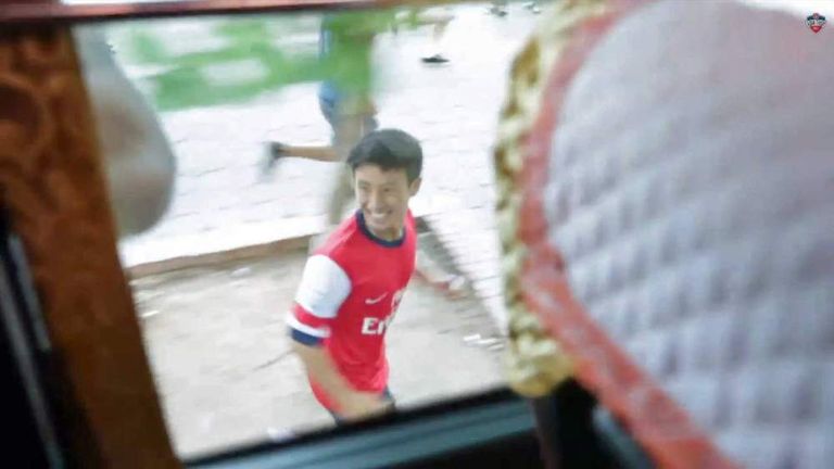 Arsenal S Running Man Catches The Wenger Bus Scoop News Sky News