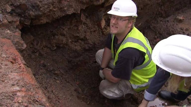 Moment Richard III Skeleton Found